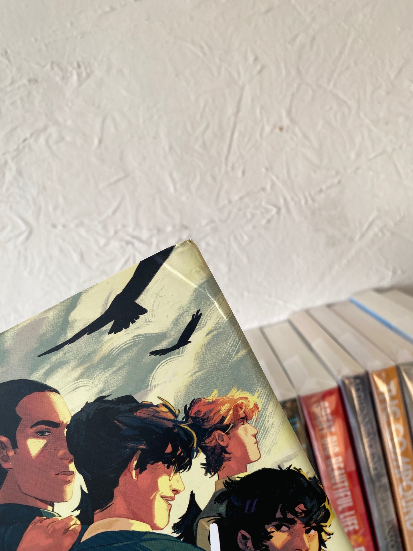 The Raven Boys: The Graphic Novel (Part of The Raven Cycle: The Graphic Novels) by Maggie Stiefvater, Stephanie Williams DAÑADO