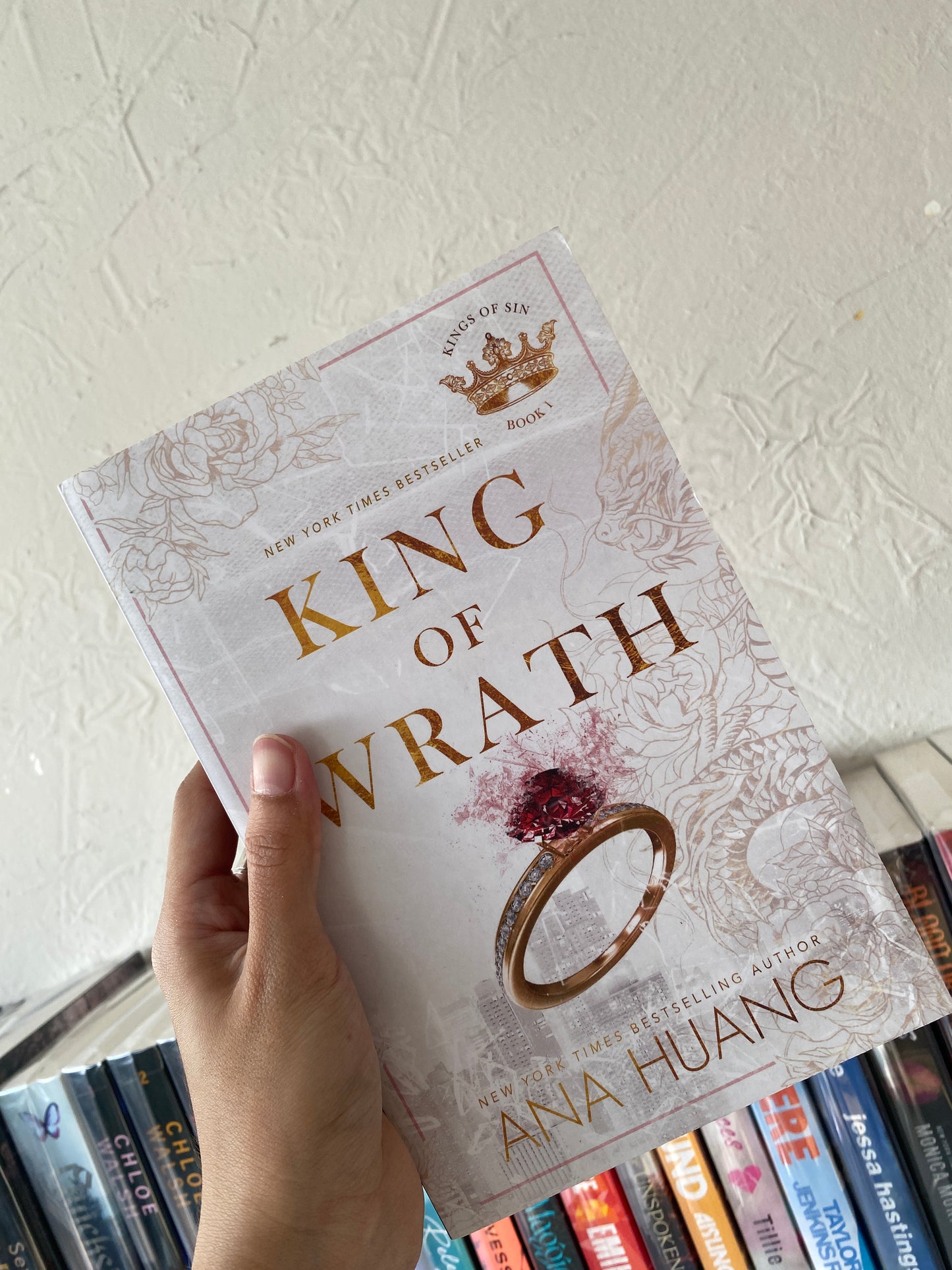 King of Wrath (Kings of Sin #1) | Ana Huang LO TENGO MARCADO COMO DAÑADO PERO NO LE ENCUENTRO EL DAÑO jajajaja Sooo aprovecha el mega descuento amix:)