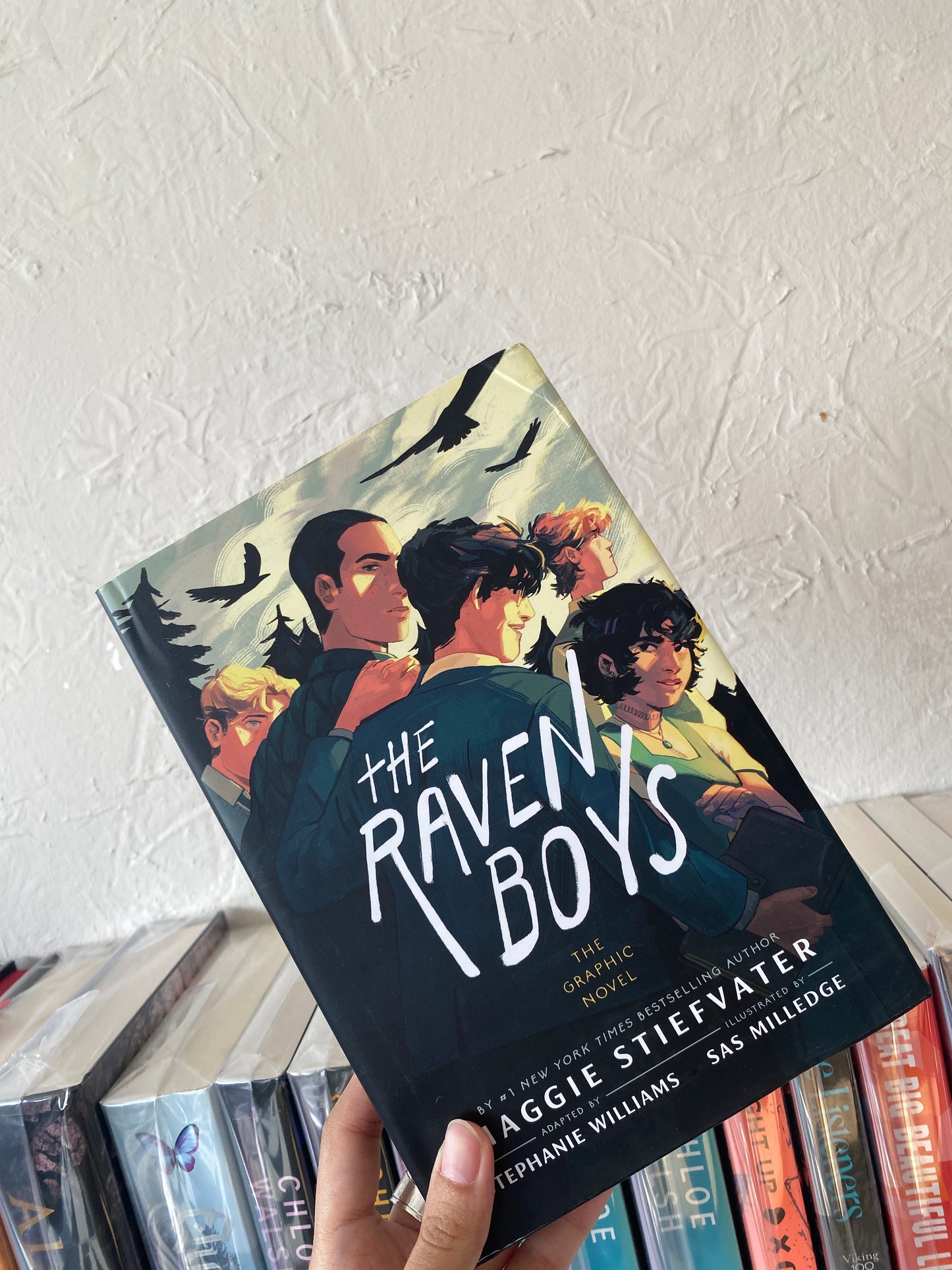 The Raven Boys: The Graphic Novel (Part of The Raven Cycle: The Graphic Novels) by Maggie Stiefvater, Stephanie Williams DAÑADO