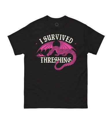 PRE-ORDEN- Fourth Wing: I Survived Threshing (Pink Dragon) Unisex T-Shirt TARDA DE 2-5 SEMANAS EN LLEGAR A PARTIR DEL 30 DE SEPTIEMBRE