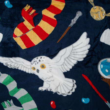 PRE-ORDEN- Harry Potter™ Travel Throw Blanket 40in x 50in TARDA DE 2-4 SEMANAS EN LLEGAR