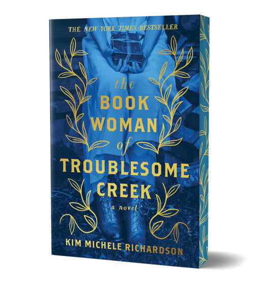 PRE-ORDEN- The Book Woman of Troublesome Creek (Collector's Edition): A Novel by Kim Michele Richardson TARDA DE 2-5 SEMANAS EN LLEGAR