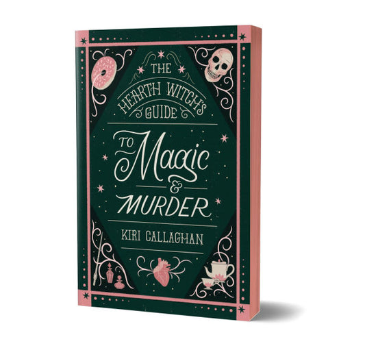 PRE-ORDEN- The Hearth Witch's Guide to Magic & Murder (Deluxe Edition) by Kiri Callaghan TARDA DE 2-5 SEMANAS EN LLEGAR A PARTIR DEL 7 DE OCTUBRE